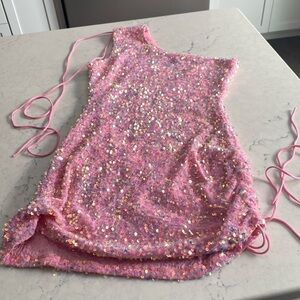 Lucy in the sky, one shoulder, pink dress
Stretchy sequins material
size M